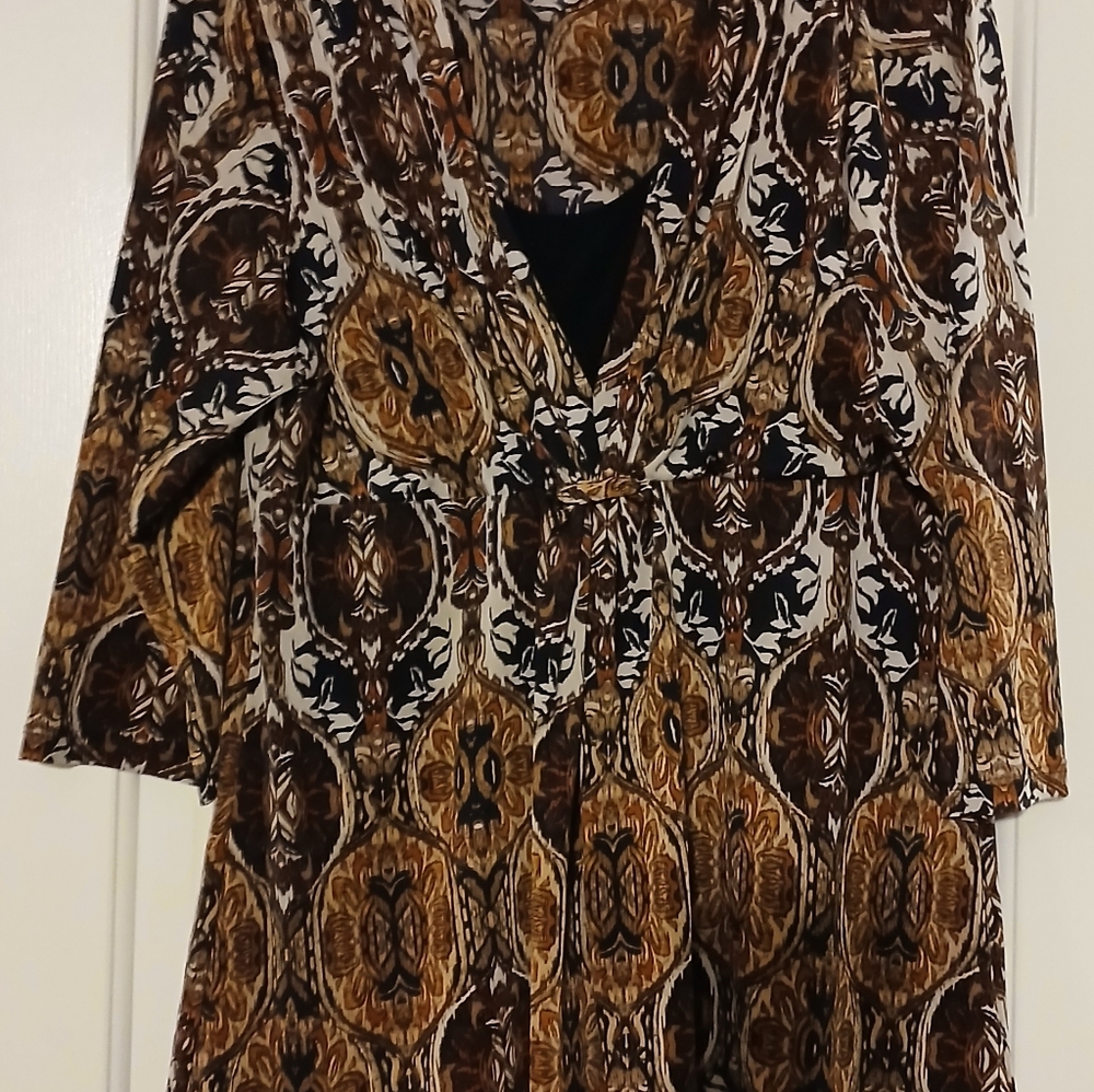 Elegant Brown and Black Patterned Women's Top - Picture 4 of 4